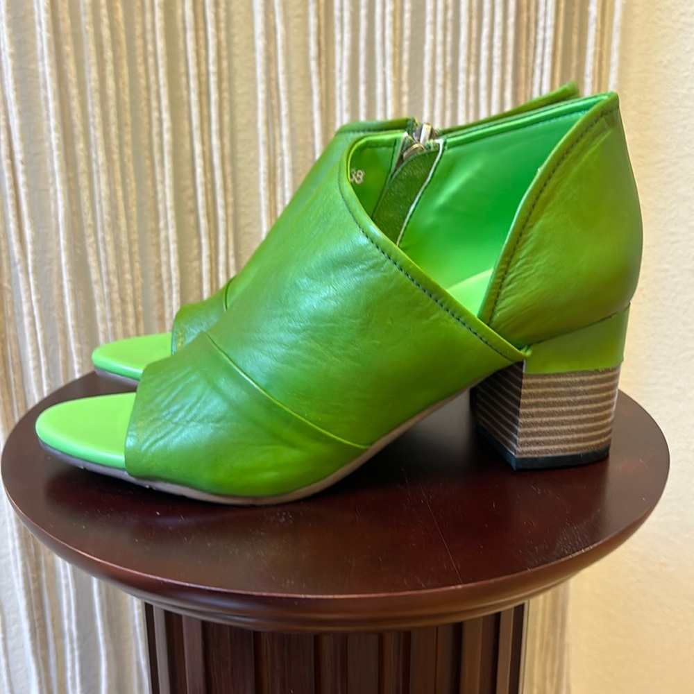 Like new Gorgeous Lime Green Sandals with Stacked Heel